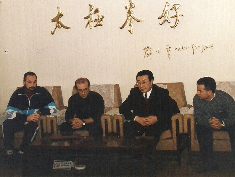 Jose Gago, J C Serrato y J A Galván. Recibidos por el Presidente de la F China de Wuhsu. Li Jie – 12/1996 - Beijing