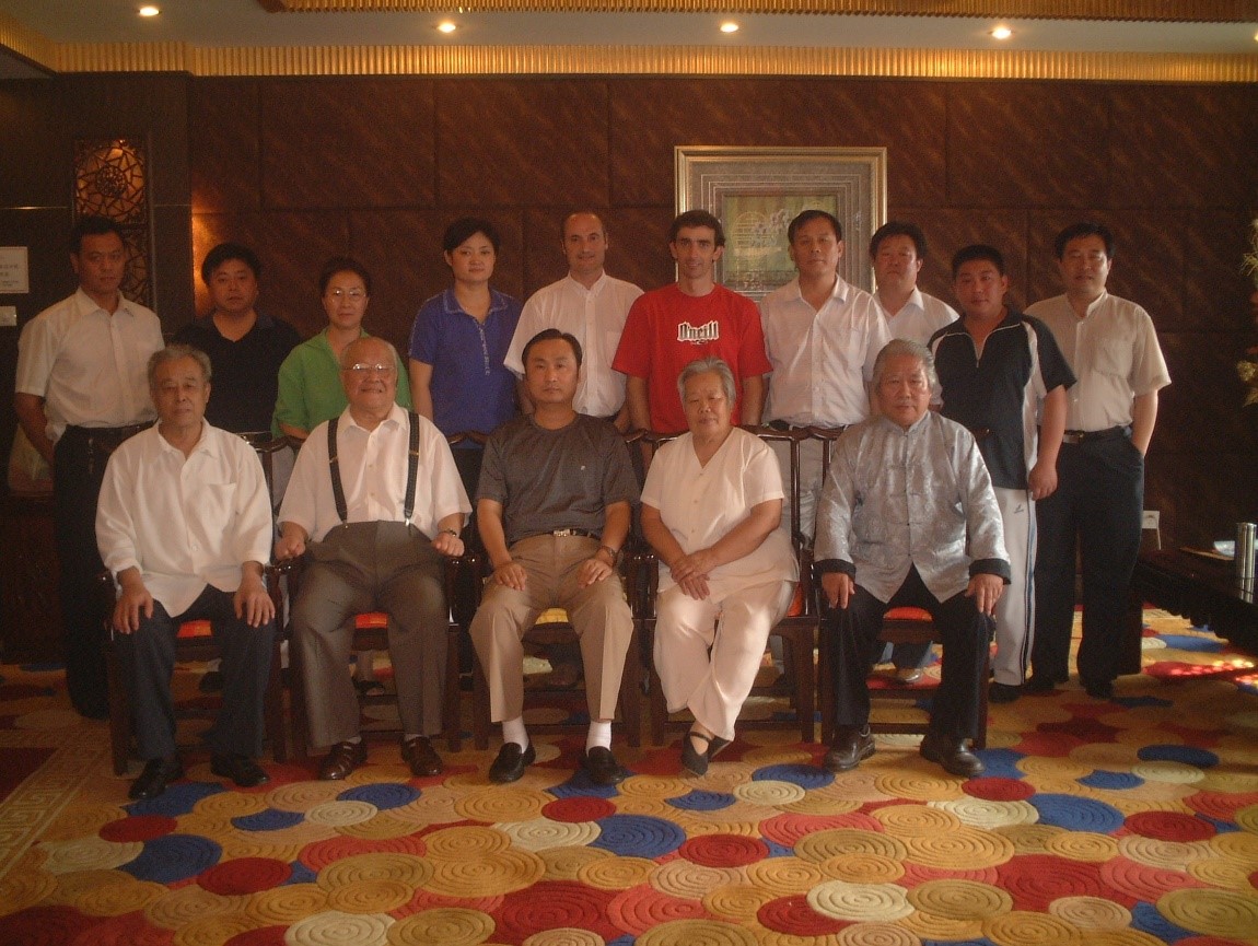 De pie en el centro, Jose Gago y Nelson Barroso, en medio de distintas autoridades de Yong Nian y Handan, China. Sentados, Yang Zhen Kuo, Yang Zhen Dor, El responsable de Deportes de Handan, la esposa de Yang Zhen Ji, Fu Sheng Yuan y Fu Qing Quan, de pie. 