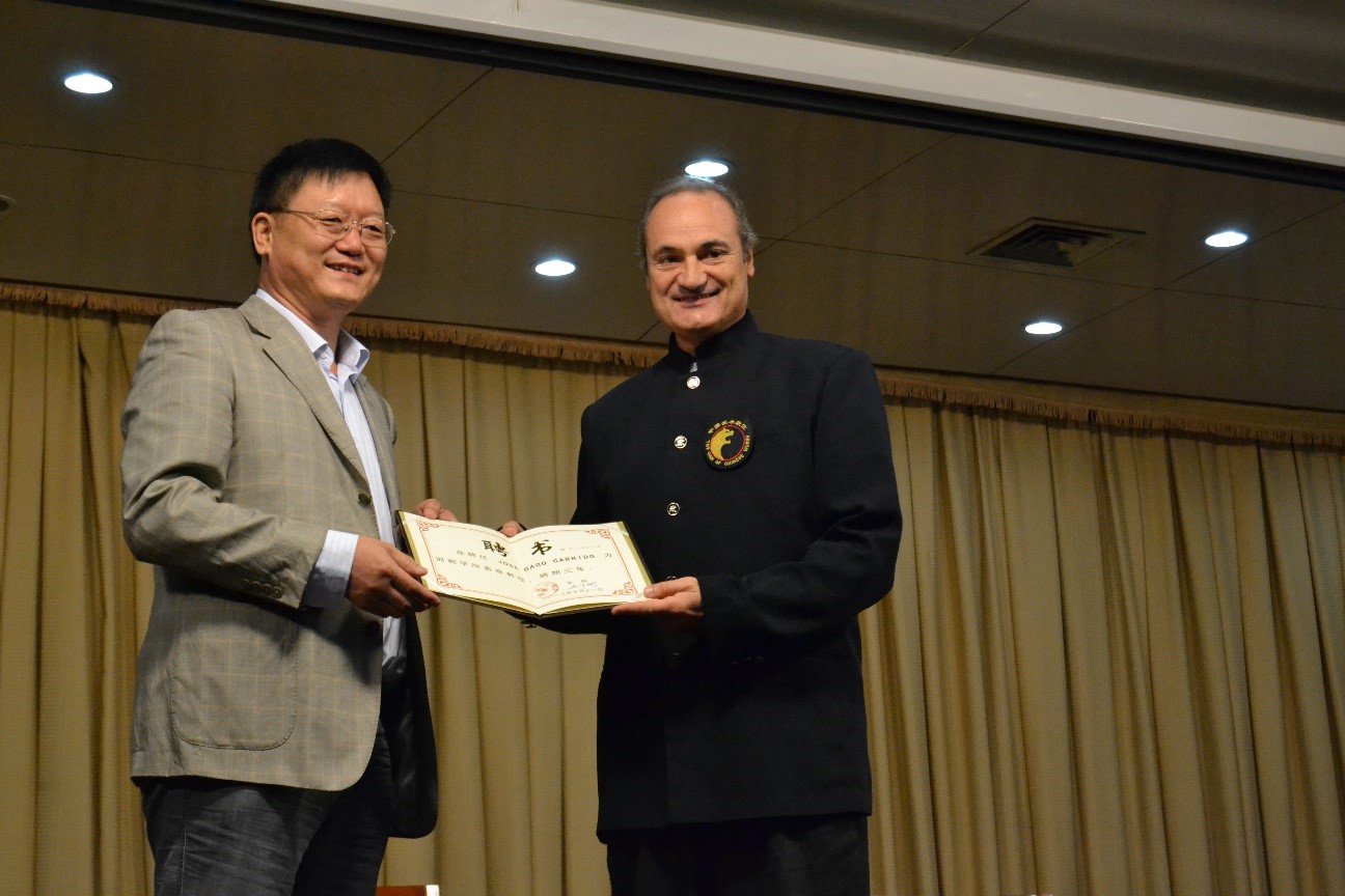 El Director de la Universidad Sr. Ma Jibin, Hace entrega al Gran Maestro Fu Sheng Yuan y al Maestro José Gago, de los diplomas de profesores del Tai Chi College