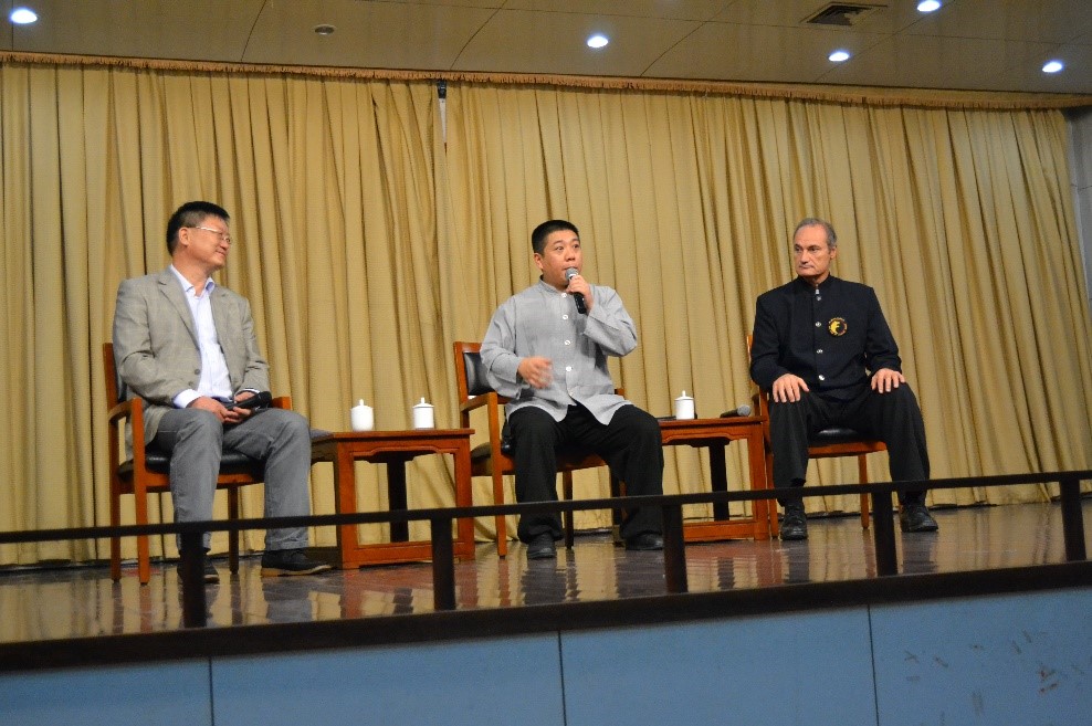 José Gago, dando su conferencia en inglés y traducido al chino por el Maestro Fu Qing Quan