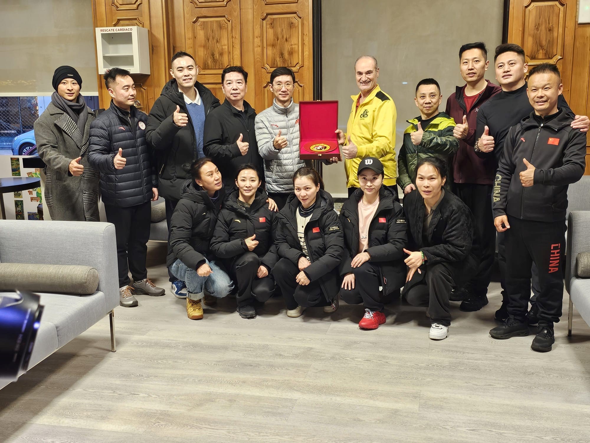 La delegación de China obsequia a Jose Gago en Ourense, en reconocimiento de su aportación al Wushu en España